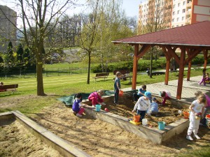 Pískoviště s dětmi