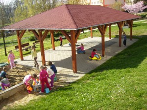 Altánek na školní zahradě